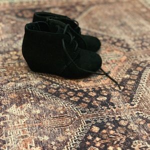 Toddler Girls Black suede wedges.